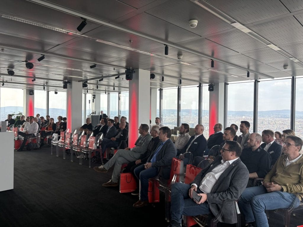 Blick auf die Teilnehmer, die gespannt der Präsentation folgen