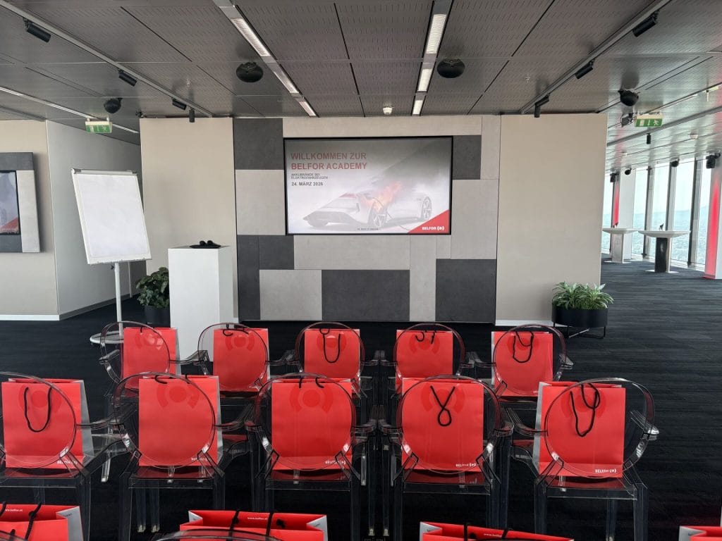 Leerer Vortragssaal mit Blick auf die Präsentation
