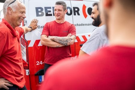 Groep BELFOR-medewerkers aan het kletsen en lachen