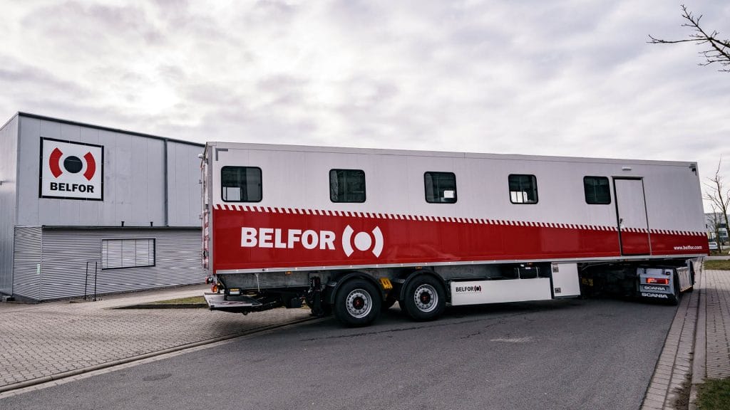 BELFOR-Anhänger vor einem BELFOR-Gebäude