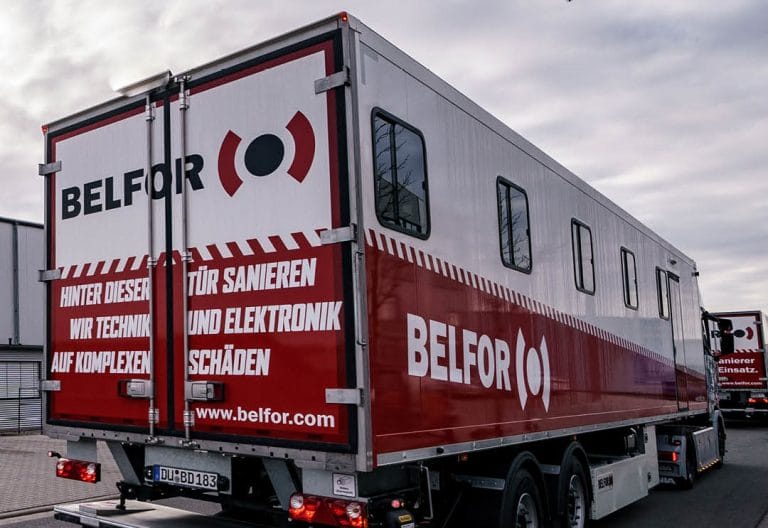 BELFOR-Anhänger vor einem BELFOR-Gebäude