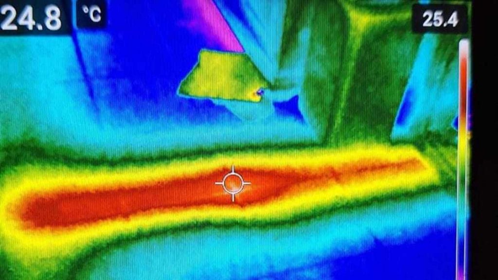 Thermografieaufnahme: Der rote Bereich markiert die exakte Austrittsstelle des warmen Wassers, die mit bloßem Auge nicht sichtbar war.