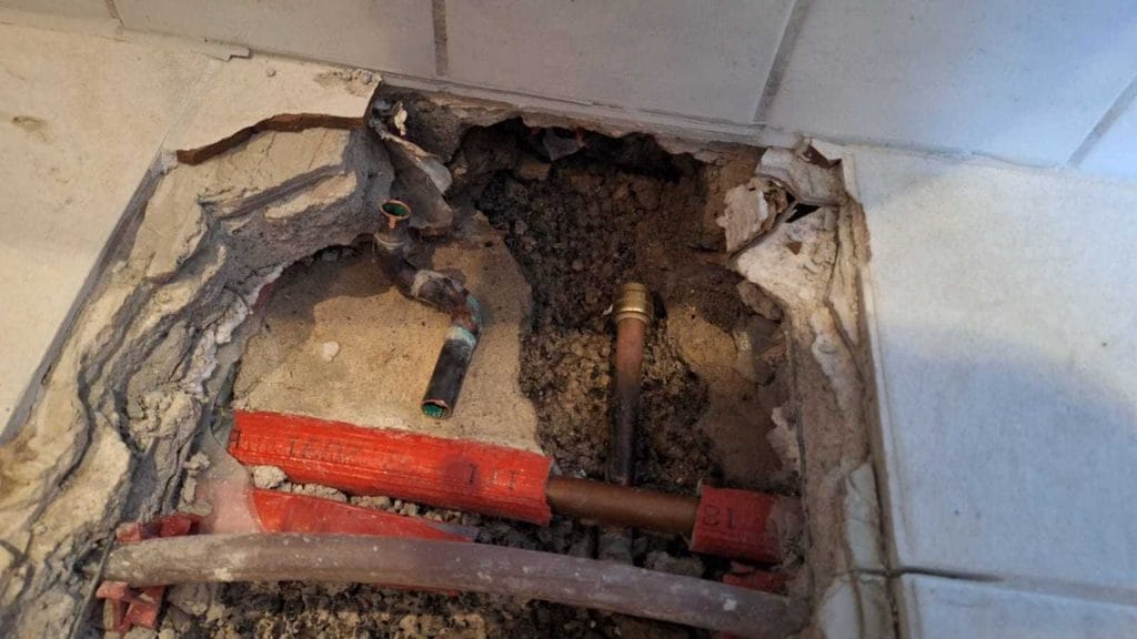 Leckageortung: Gezielte Öffnung des Bodenbereichs