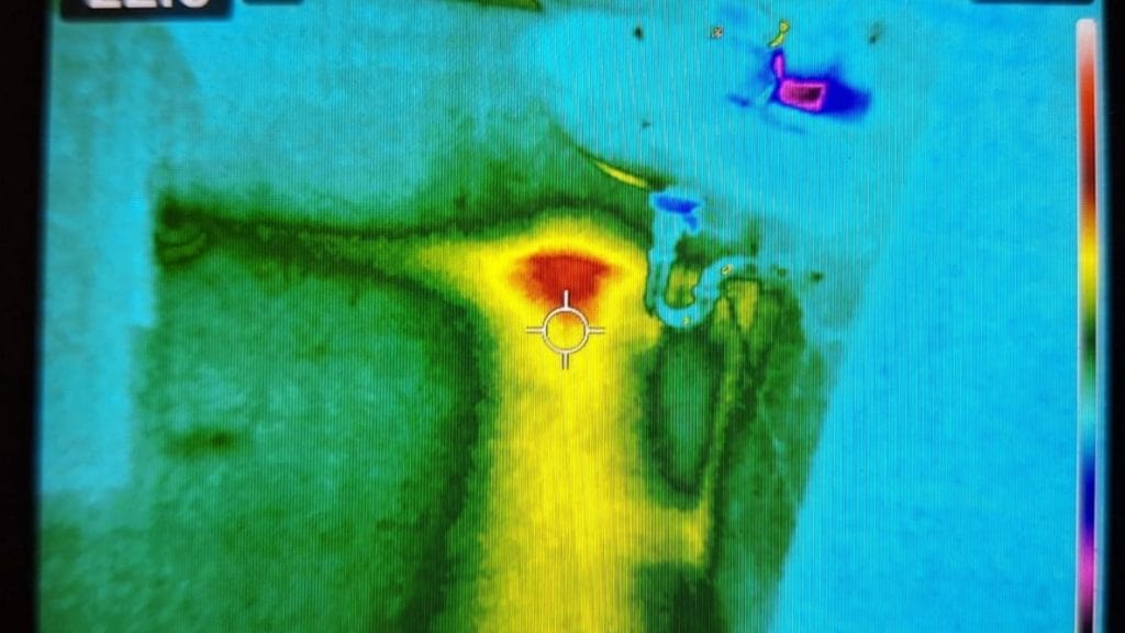 Leckageortung: Thermografieaufnahme: der rote Bereich markiert die Austrittsstelle des warmen Wassers.