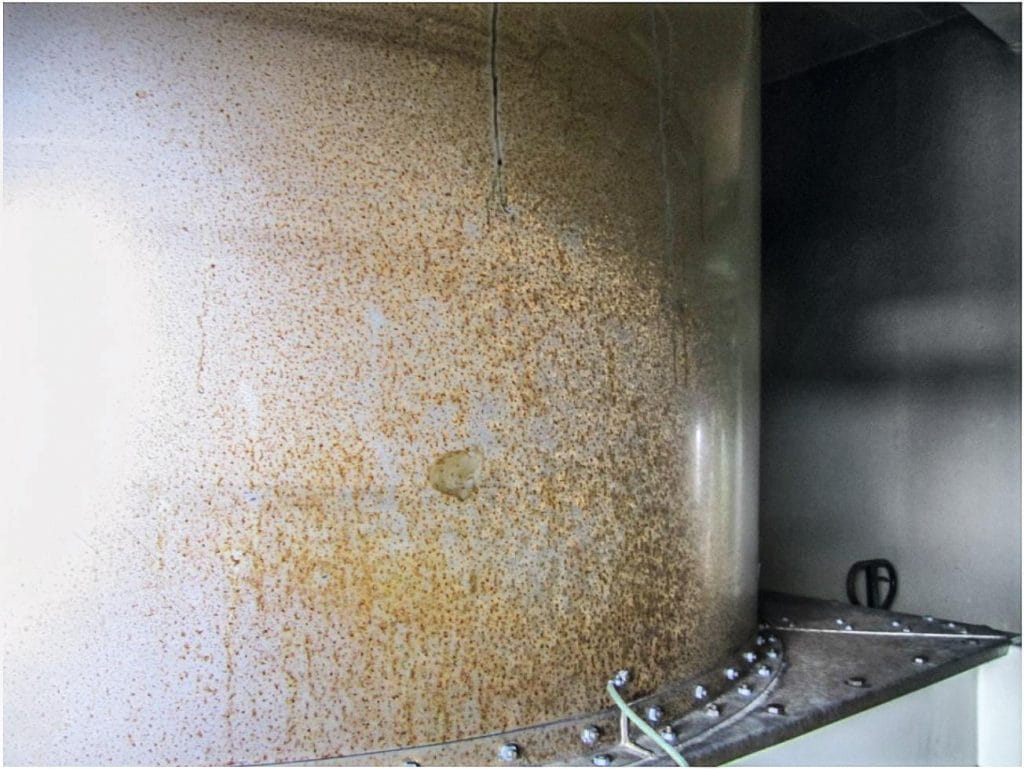 Beispiel für Korrosion an Metalloberfläche durch Brandgase