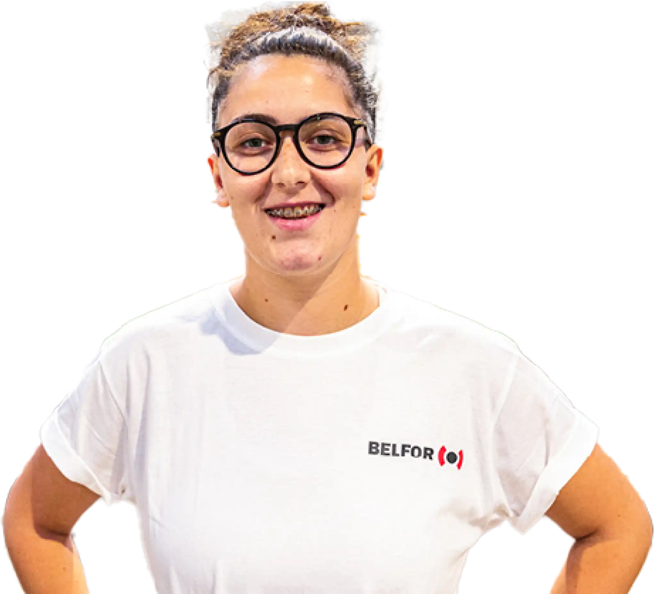 Kvindelig BELFOR-arbejder smiler
