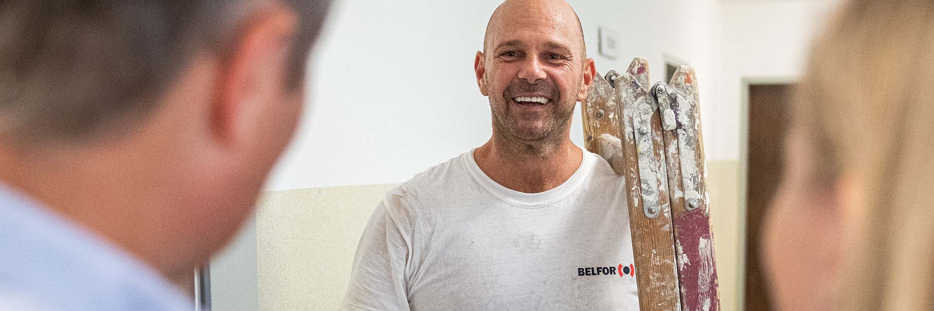 projektleder hilser på kunde