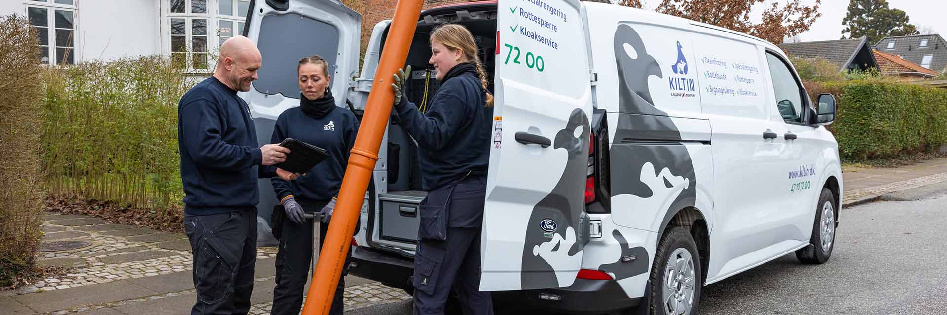skadedyrsbekæmpere foran bil