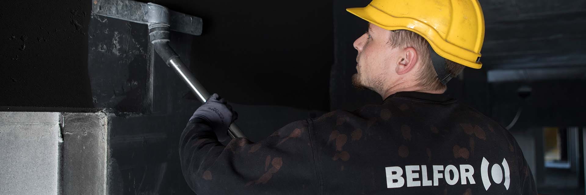 skadeservice medarbejder renser væg
