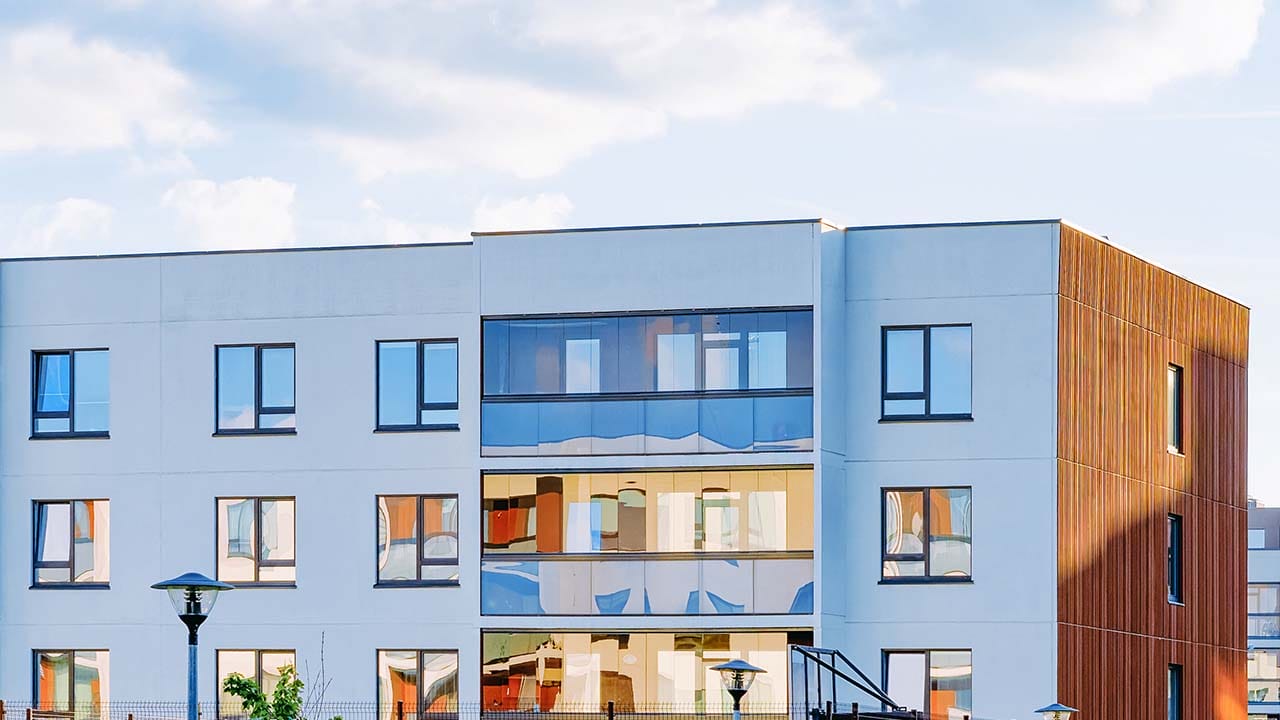 hvid offentlig bygning med brune paneler