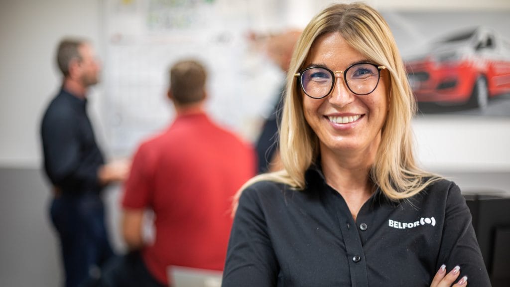 Une employée de BELFOR souriante
