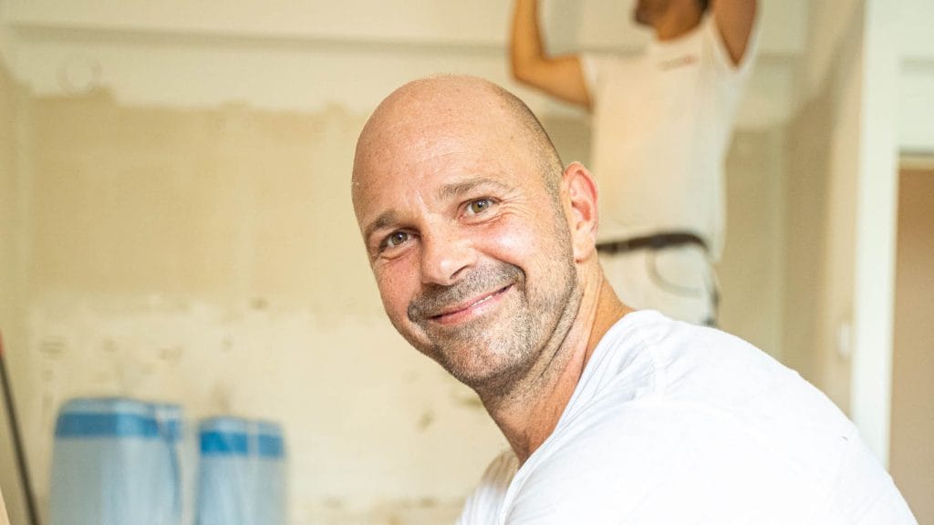 Un artisan souriant