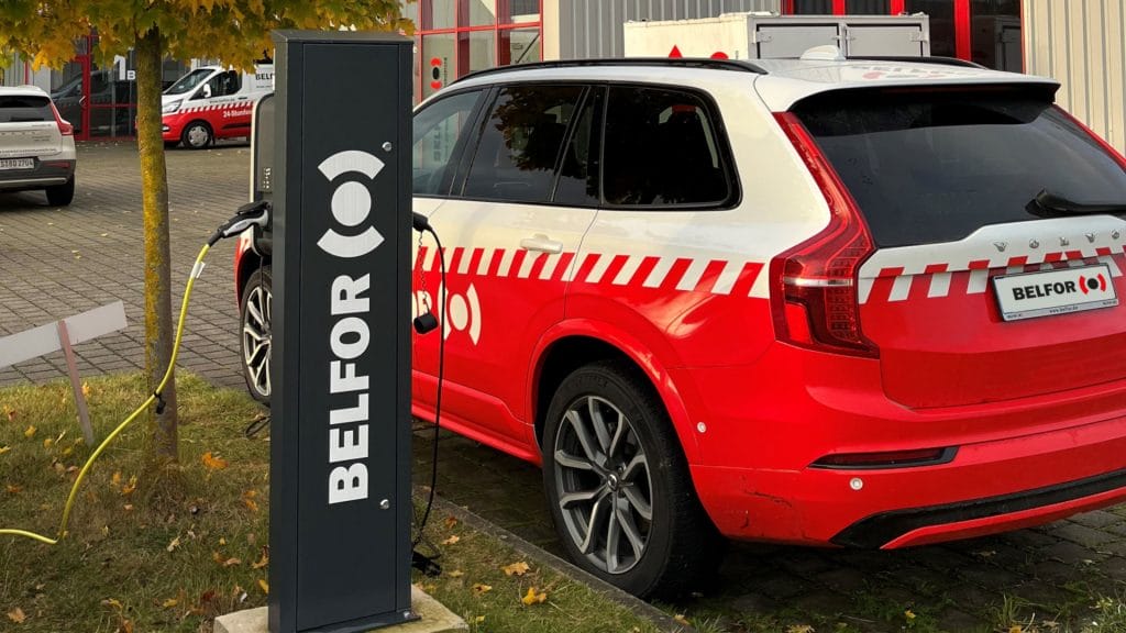 Un e-Car BELFOR alla stazione di ricarica