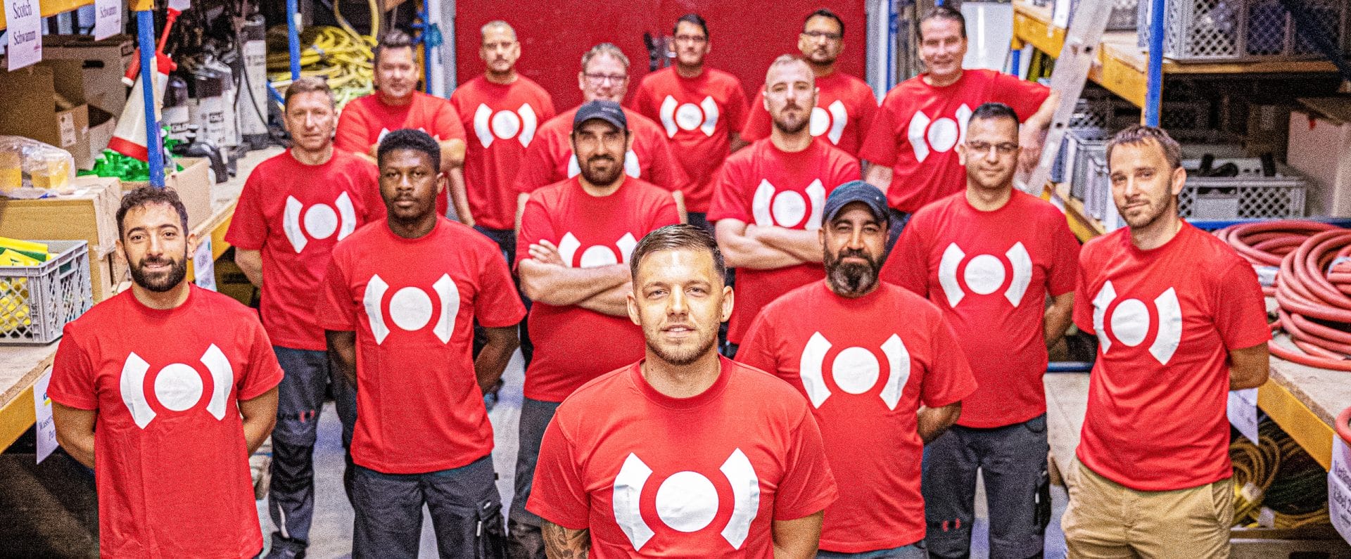 Una squadra BELFOR maschile in un magazzino