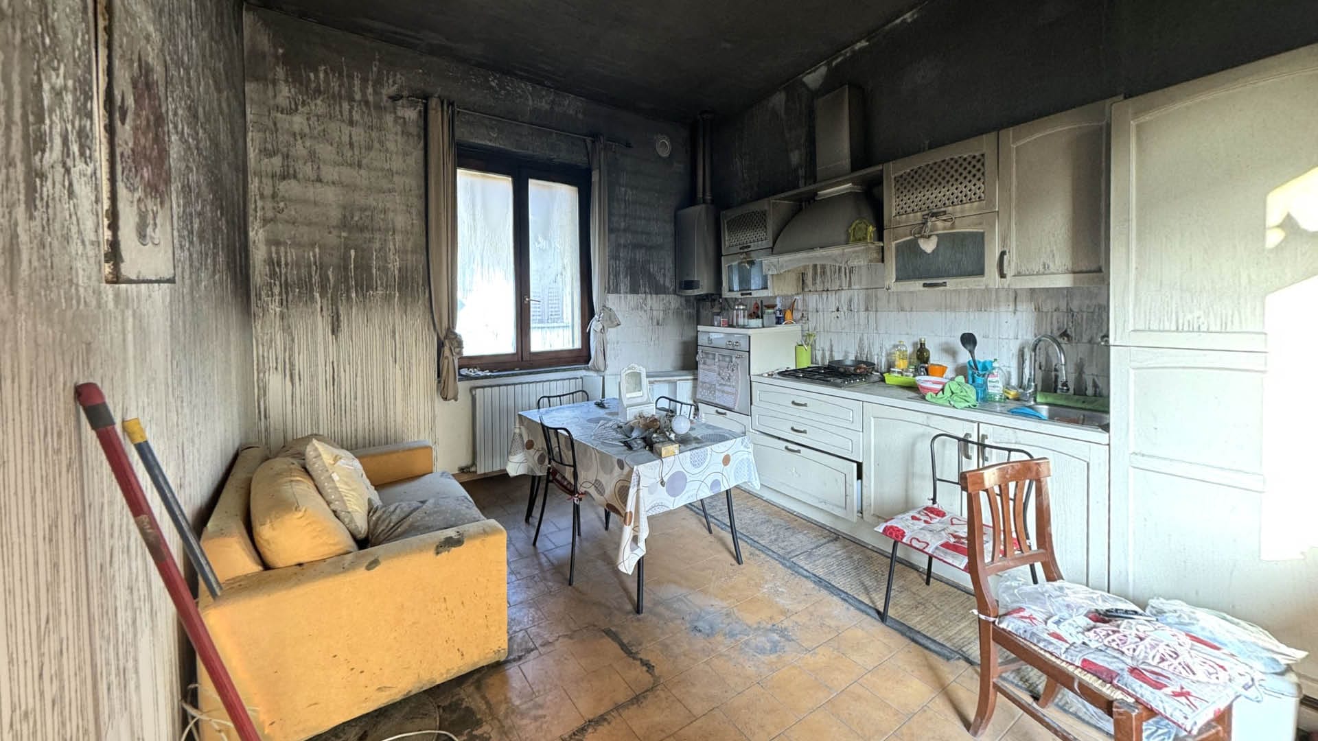 Una piccola stanza dopo un incendio