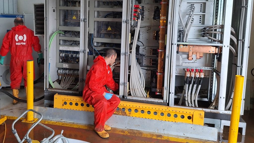 I collaboratori BELFOR rinnovano un impianto elettrico