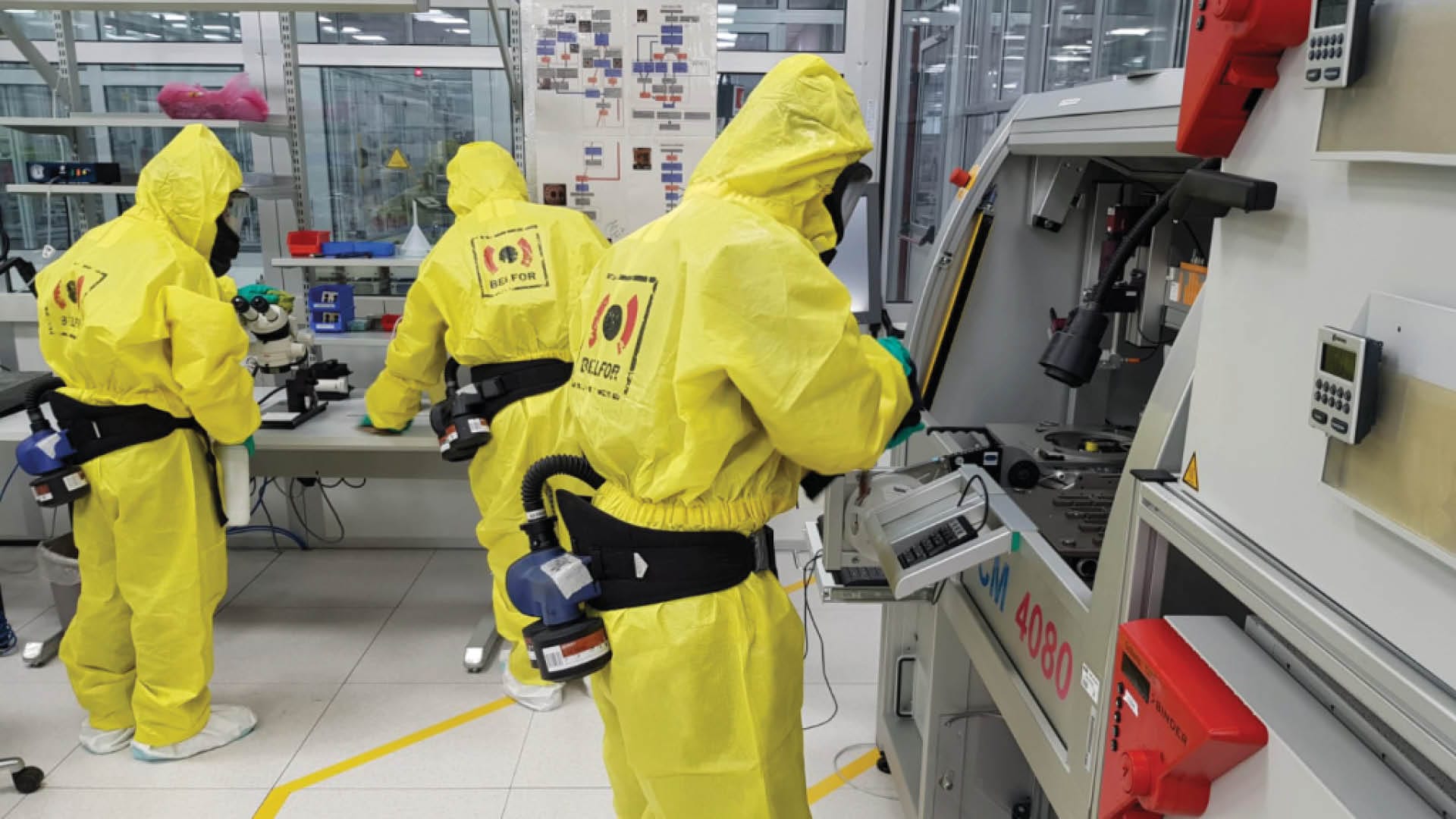 Dipendenti Belfor in un laboratorio in giacca e cravatta