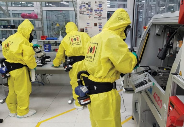 Dipendenti Belfor in un laboratorio in giacca e cravatta