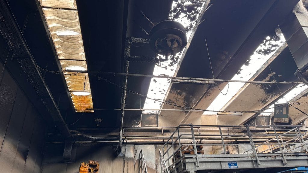 Parte di un magazzino incendiato