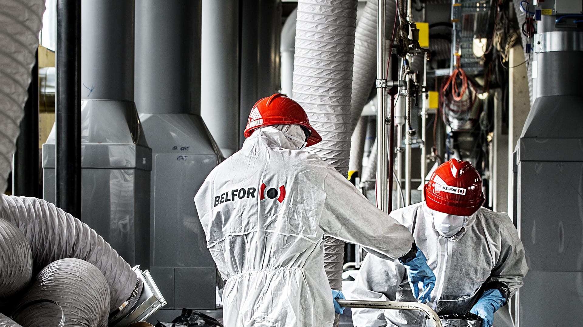 Due collaboratori di BELFOR con tute e caschetti DPI