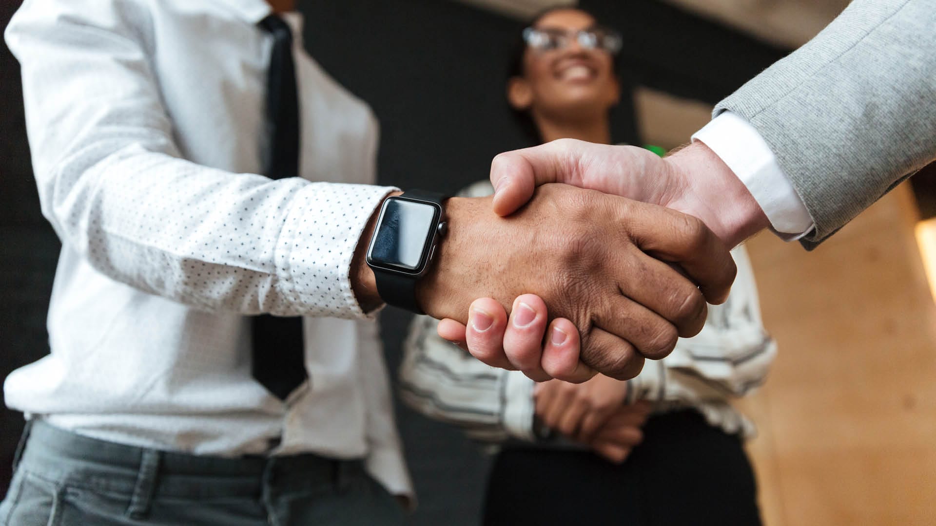Due uomini che si stringono la mano per un accordo