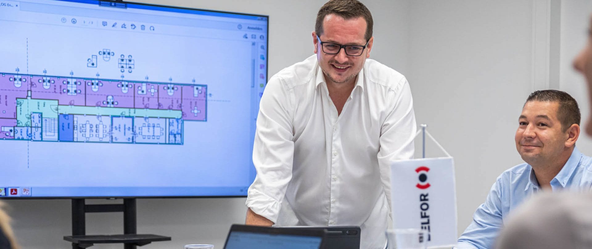 Collaboratori BELFOR che sorridono durante una riunione