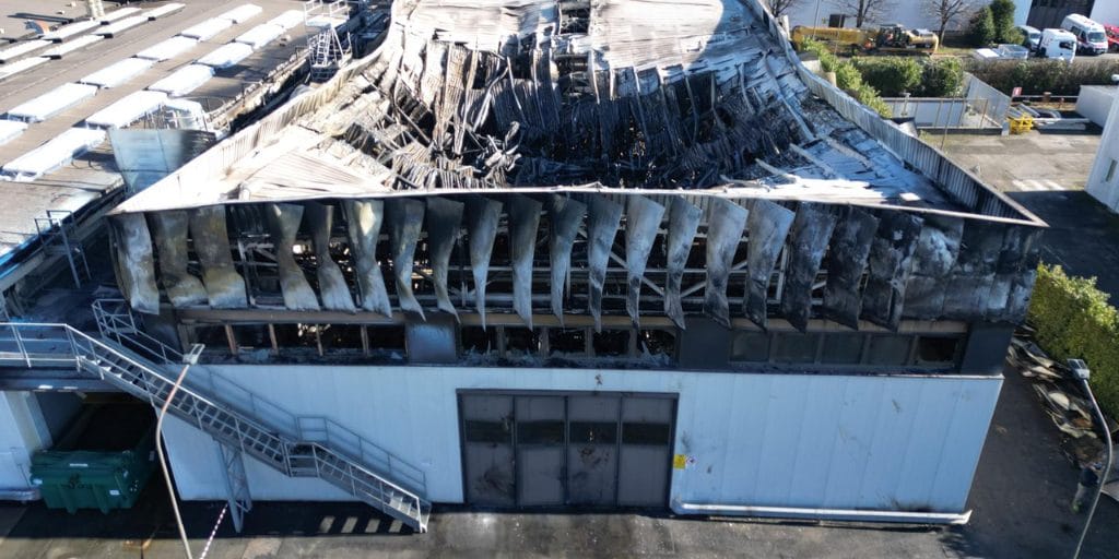 immagine scattata da un drone di un'azienda danneggiata da un incendio