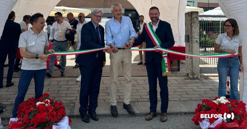 Taglio del nastro tricolore da parte di Filippo Emanuelli, Amministratore Delegato di BELFOR Italia, alla presenza dei rappresentanti delle Istituzioni Gianpaolo Bottacin, Assessore all’Ambiente e alla Protezione Civile della Regione Veneto, e Davide Bortolato, Sindaco di Mogliano Veneto