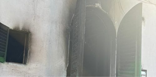 Porta e finestra di un'abitazione distrutte da un incendio