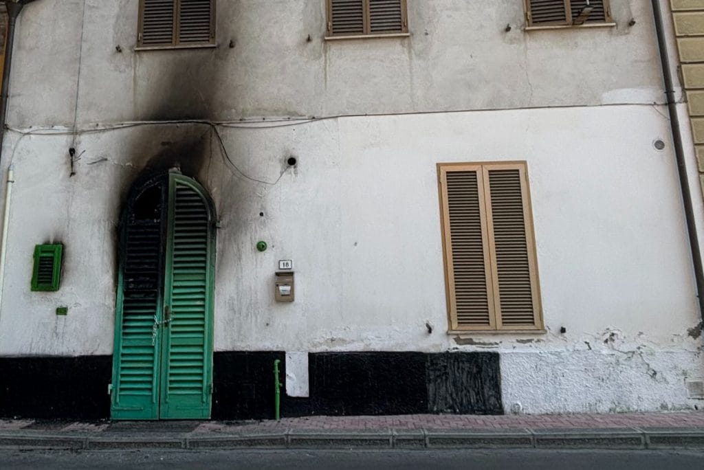 Facciata di un'abitazione danneggiata da un incendio
