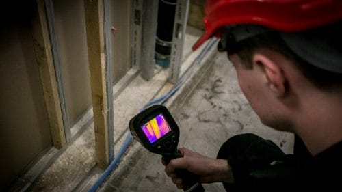 Een mannelijke werknemer gebruikt infraroodcamera