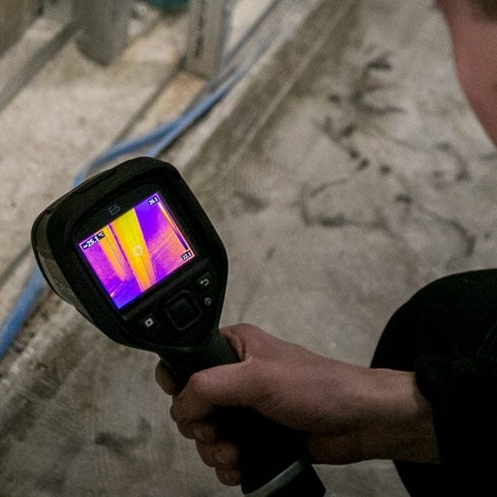 Een mannelijke werknemer gebruikt infraroodcamera