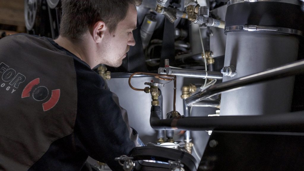 BELFOR technicus controleert een machine