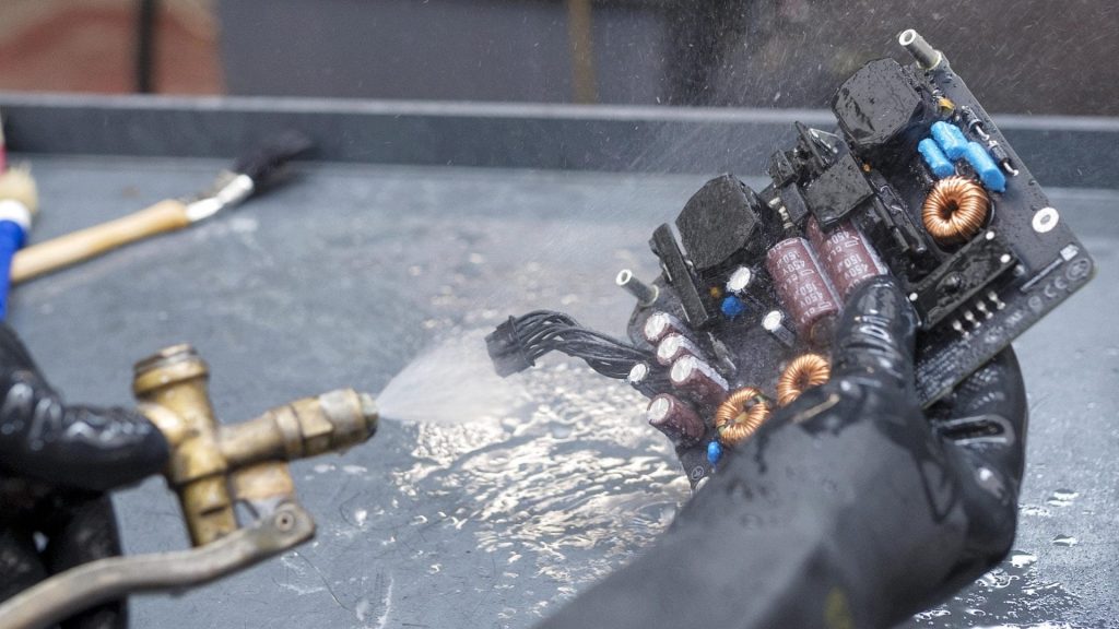Een printplaat reinigen met water