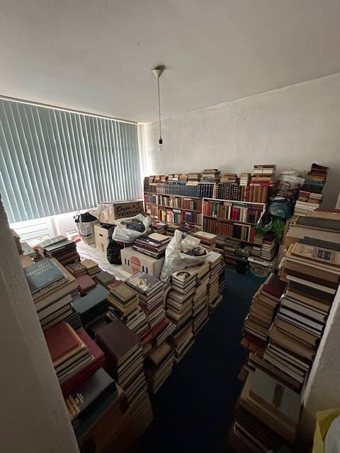Foto van een flat na een brand