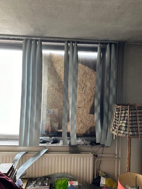 Foto van een flat na een brand