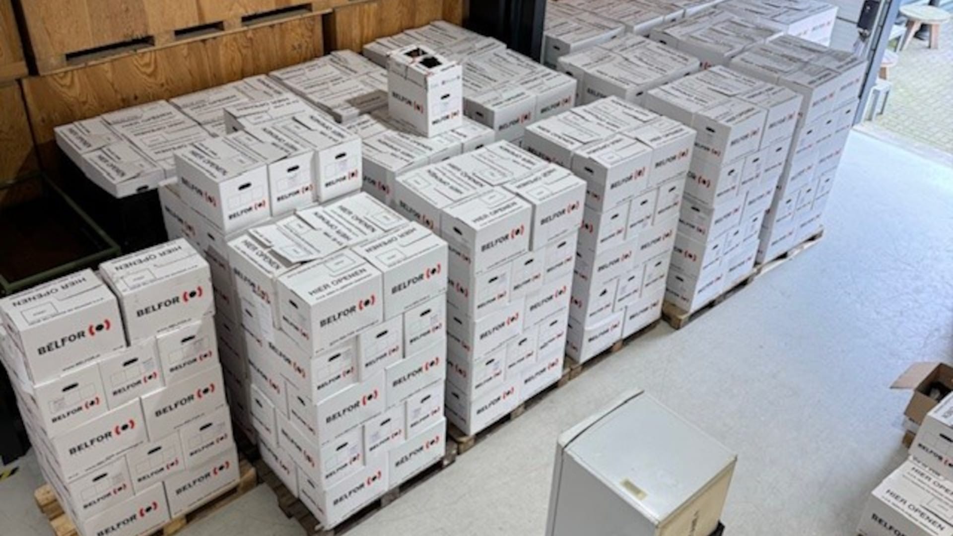 BELFOR verhuisdozen op pallets