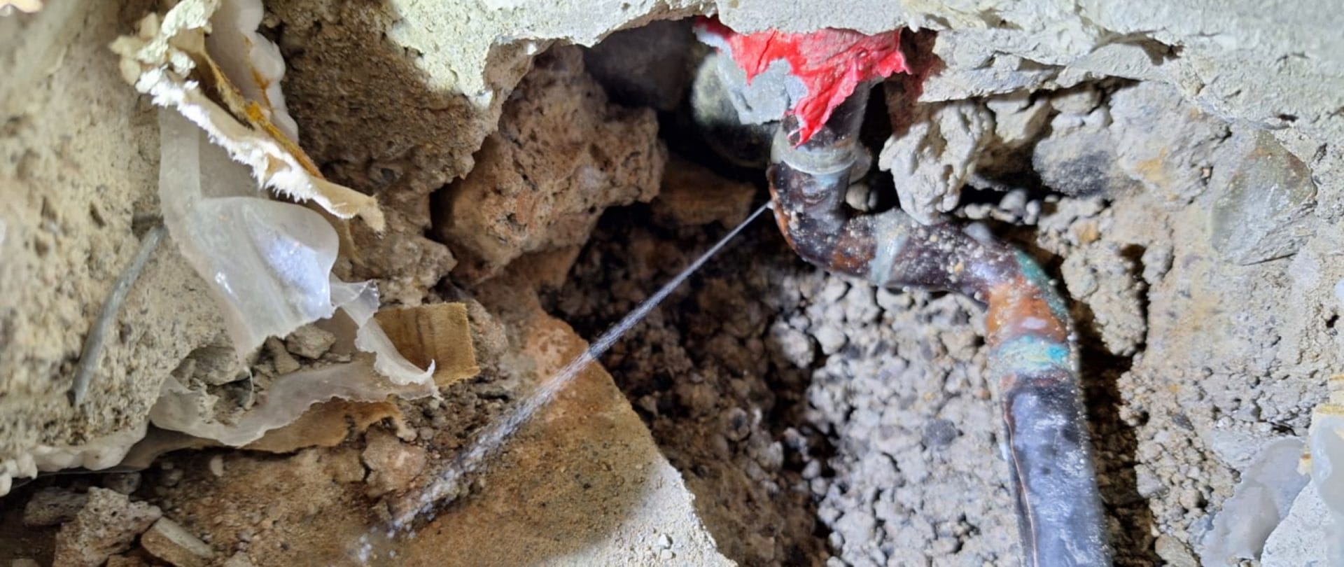 Water spuit uit een buis met een klein lek