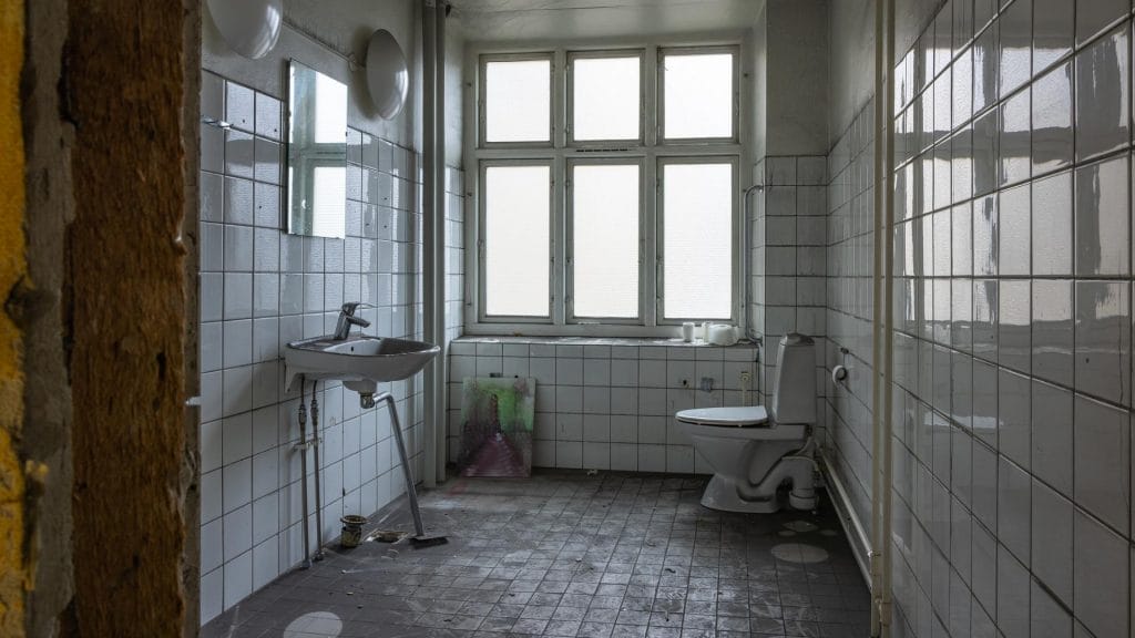 Vervuilde badkamer na brandschade