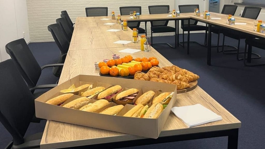 Vergaderruimte met catering voor een zakelijk ontbijt