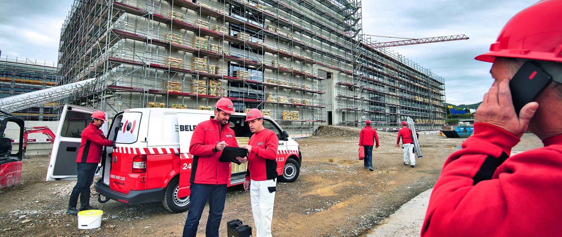 Et team av BELFOR-eksperter gjennomfører en plan i et skadet område