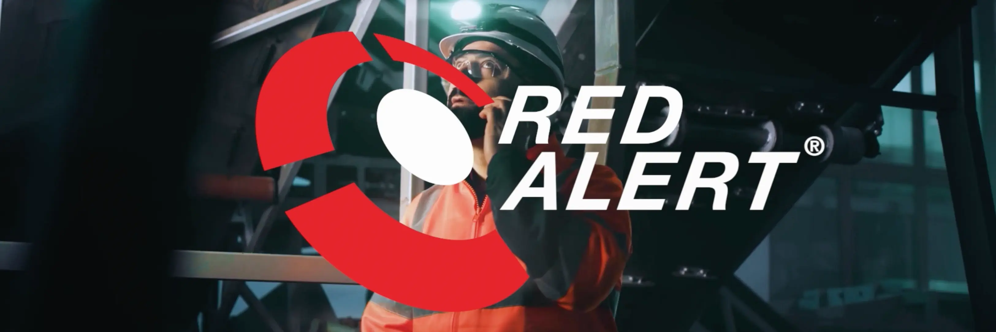 Un collaborateur de Belfor inspecte un dommage. Le texte est superposé à l'image: Red Alert.