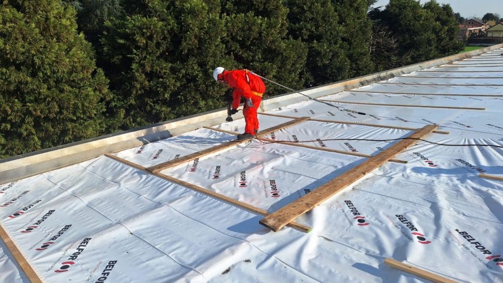 operaio in piedi su un tetto